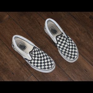 Checkered slip-on Vans • Women’s 7.5 • Men’s 6 •